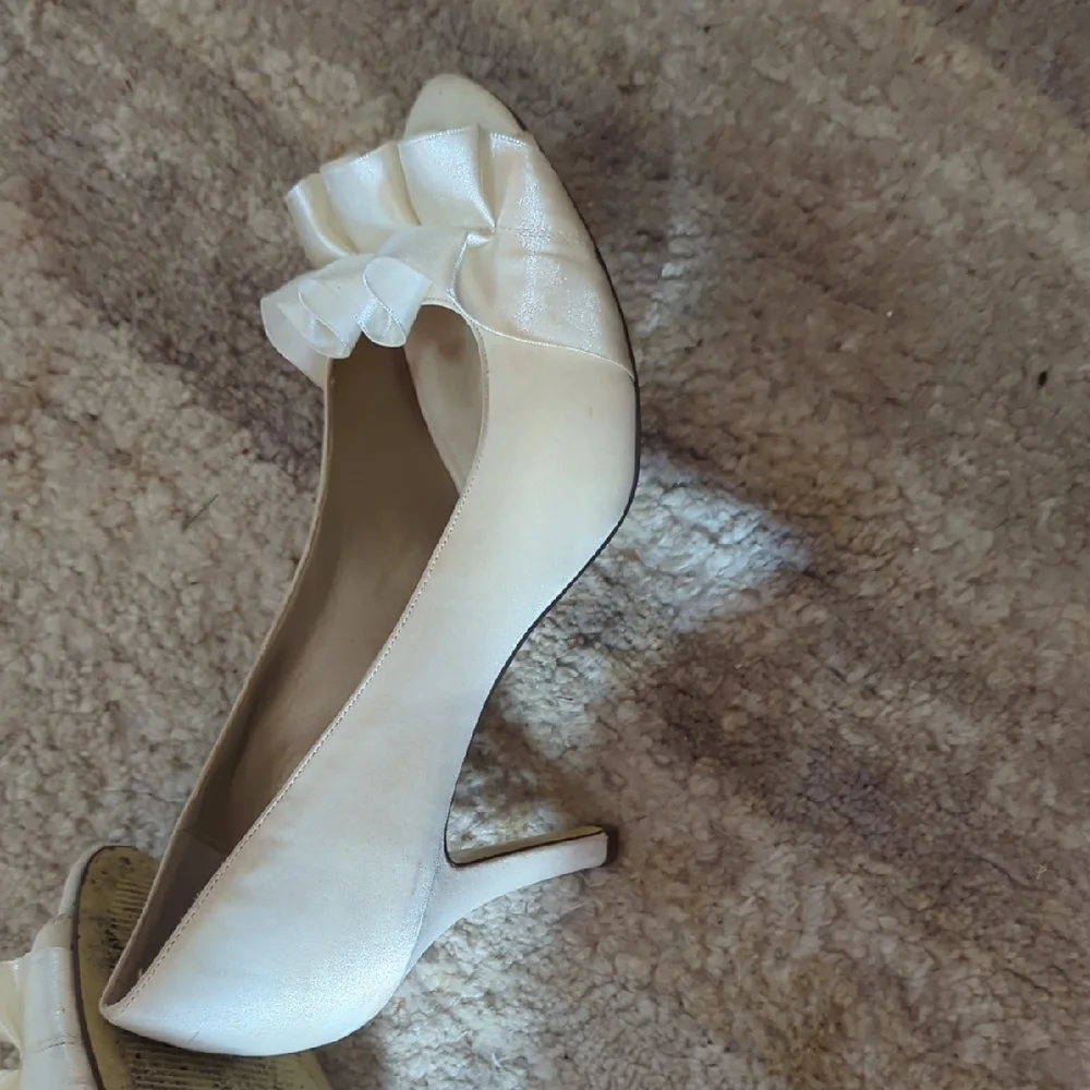 Vintage Nina Ivory Heels with Elegant Ruffle. Lovingly Pre-owned. As Is.